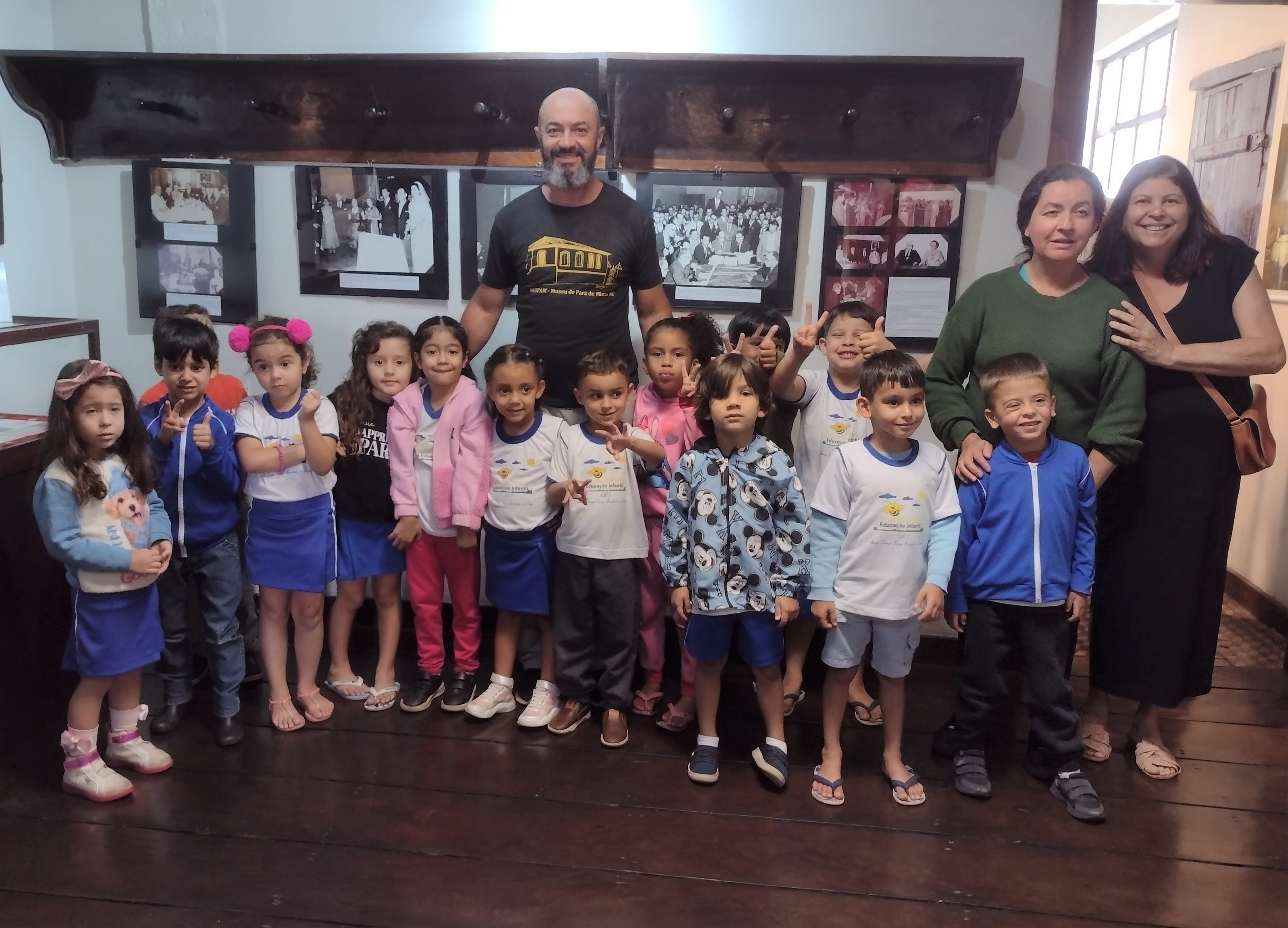 api-modulos/fotos/img/galeria_cat_culturais_490/490/13492/8 - VISITA GUIADA POR GUSTAVO, CEMEI ABEHLINHA DOURADA, PROF. ALEXANDRA, À DIR, DE PRETO, E ROSALI, 23.10.2025 (12).jpg